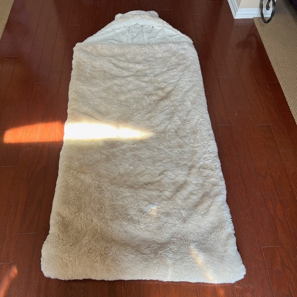 POTTERY BARN TEEN PLUSH FAUX FUR POLAR BEAR SLEEPING BAG VERY SOFT SOLD OUT - Picture 3 of 16